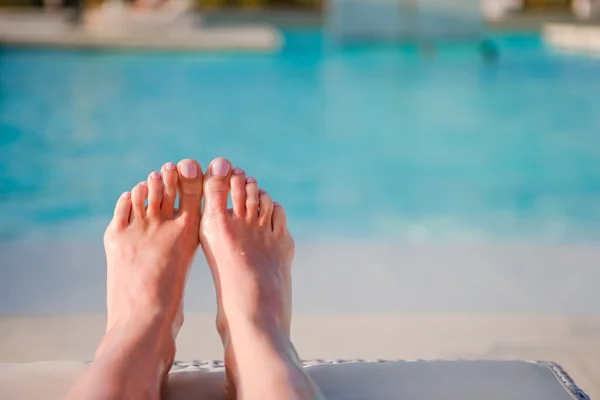Zblízka ženské nohy venku během letních prázdnin — Stock fotografie