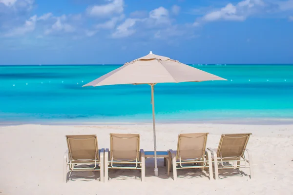 Krzesła plażowe na egzotycznej tropikalnej białej piaszczystej plaży — Zdjęcie stockowe