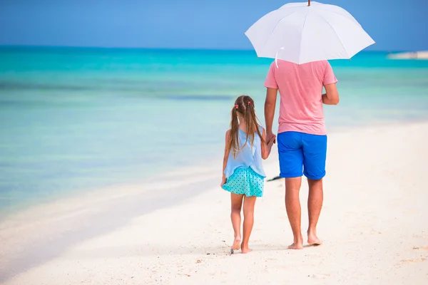 父亲和孩子走在白色的沙滩上 — 图库照片