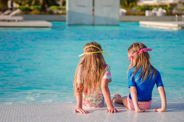 Adorables niñas jugando en la piscina al aire libre —  Fotos de Stock