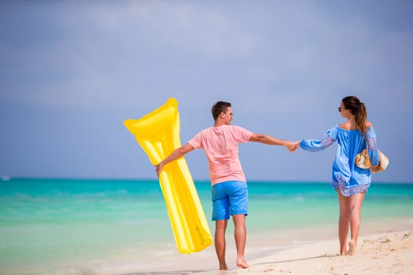 Young family on white beach at tropical vacation — Stock Photo, Image