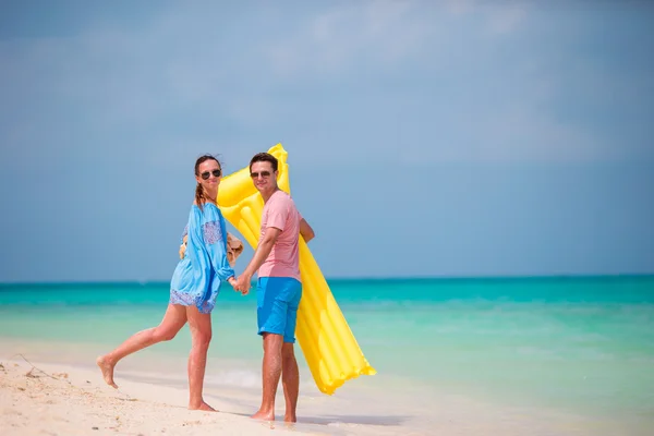 Young couple on white beach at summer vacation — Stock Photo, Image