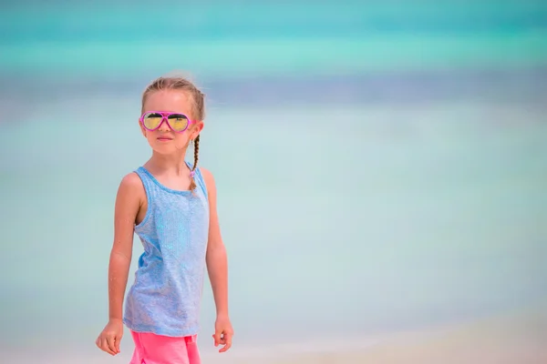 Küçük sevimli kız mutlu plaj tatil — Stok fotoğraf