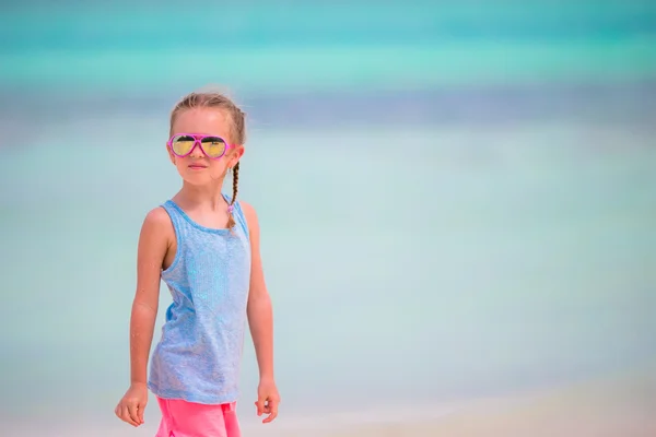 ビーチ バカンス幸せな愛らしい少女 — ストック写真