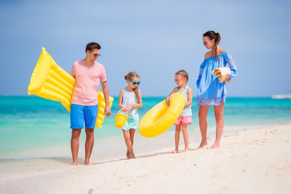 Glückliche Familie mit zwei Kindern im Urlaub — Stockfoto