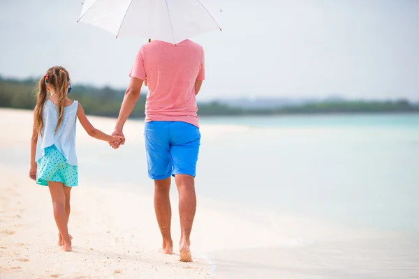 Lyckliga familjen ha roligt på tropisk strand, vit — Stockfoto