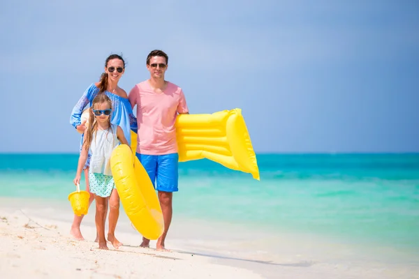 Famiglia felice con bambino in vacanza — Foto Stock