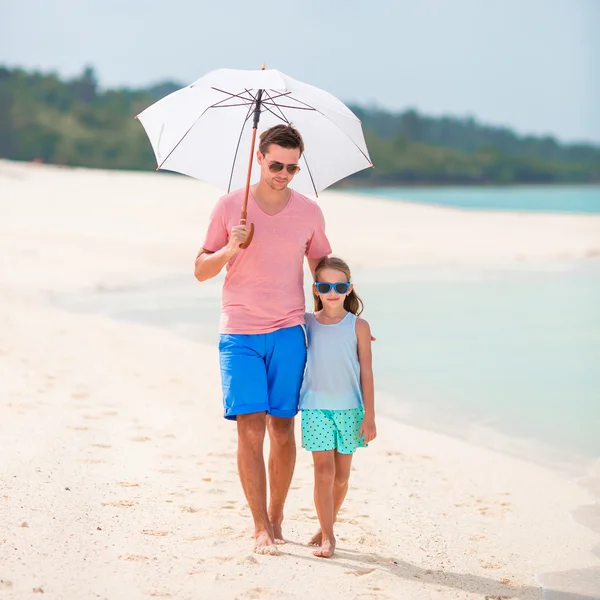 Familia feliz divirtiéndose en la playa tropical blanca — Foto de Stock