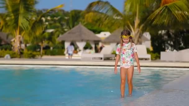 Pequena menina adorável na piscina exterior — Vídeo de Stock