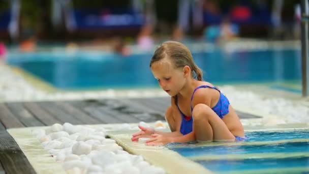 Pequena menina adorável na piscina exterior — Vídeo de Stock