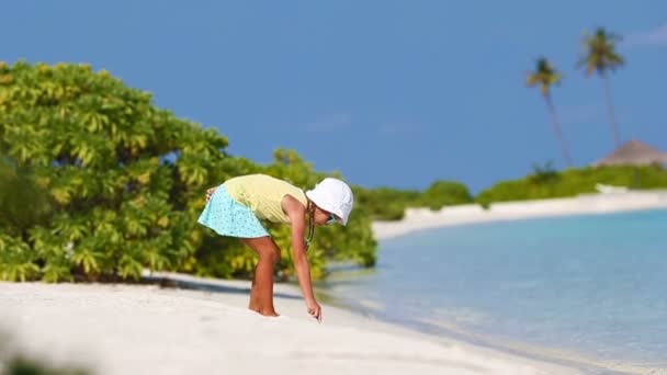 Bedårande liten flicka på vita stranden under tropiska semester — Stockvideo