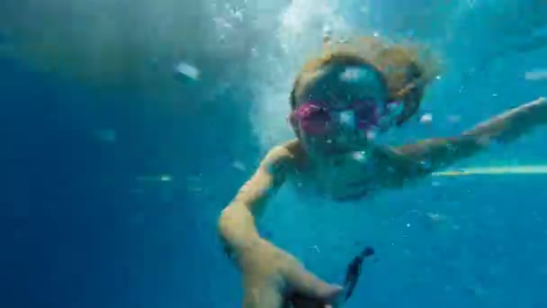 Underwater menina bonita feliz na piscina se divertindo — Vídeo de Stock