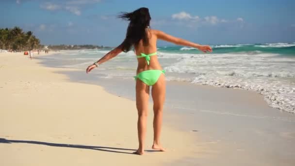 Fiatal gyönyörű nő élvezi a trópusi tengerparti nyaraláshoz — Stock videók