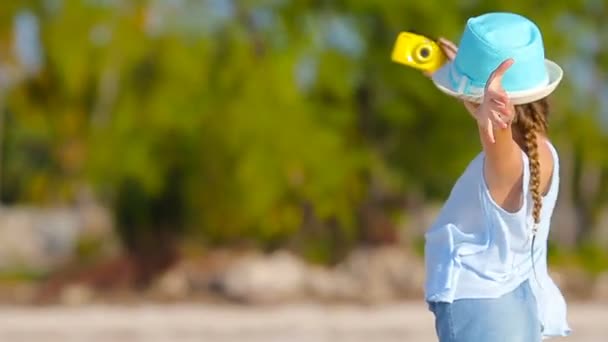 Очаровательная девочка делает селфи на тропическом пляже — стоковое видео