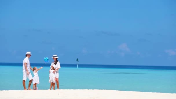 Ευτυχισμένη οικογένεια όμορφη σε άσπρη άμμο κατά τη διάρκεια των θερινών διακοπών — Αρχείο Βίντεο