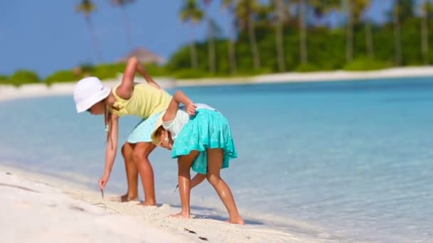 Schattige kleine meisjes in witte strand tijdens tropische vakantie — Stockvideo