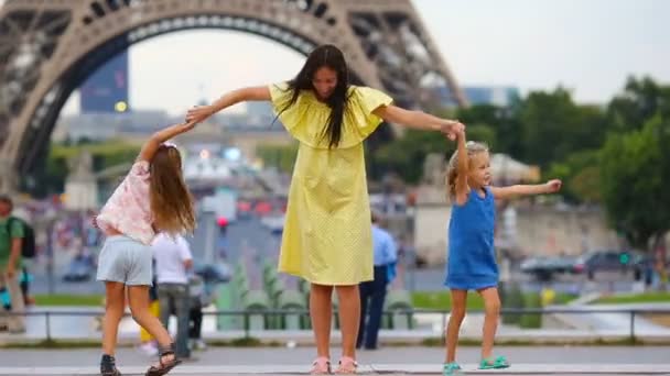 Familia feliz en París cerca de la Torre Eiffel. Vacaciones de verano en Francia, viajes y concepto de personas . — Vídeo de stock