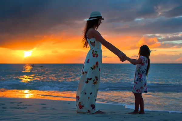 Family silhouette in the sunset at the beach — Stock Photo, Image