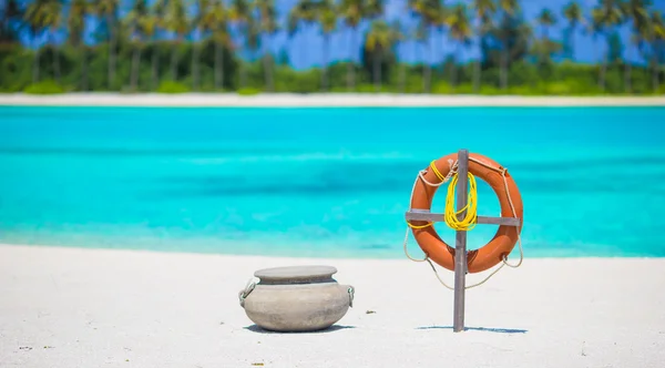 Záchranný kruh prstenu na tropické pláži s bílým — Stock fotografie
