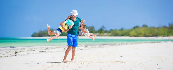 Família feliz na praia tropical se divertindo juntos — Fotografia de Stock