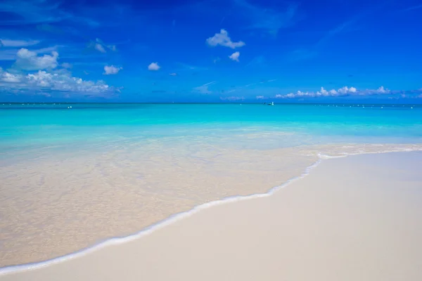 Vacker vit sandstrand och turkos rent vatten — Stockfoto