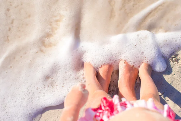 Close up mãe e criança pés na praia de areia branca — Fotografia de Stock