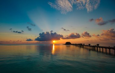 Güzel renkli gün batımı tropik ada Maldivler