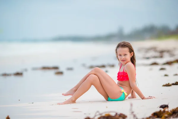 Entzückende kleine Mädchen haben Spaß am seichten Wasser am weißen Strand — Stockfoto