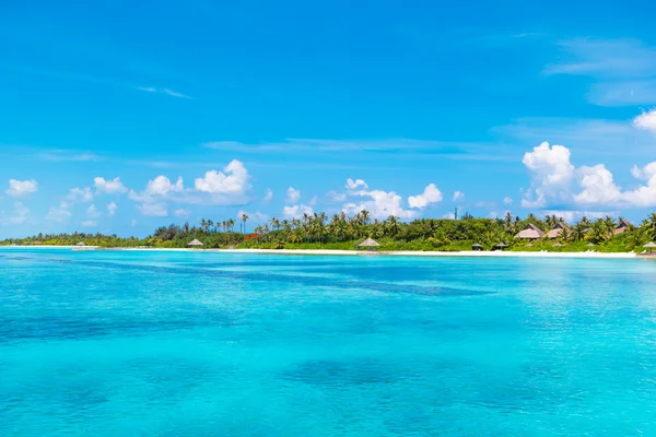 Belle plage de sable blanc et océan Indien — Photo