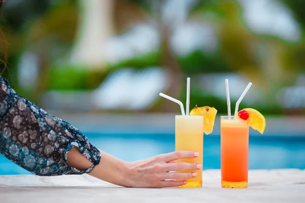 Two tasty cocktails on tropical white beach — Stock Photo, Image