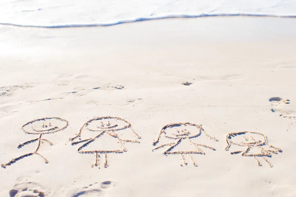 Aile sembolü plaj beyaz kum üzerine çizilmiş — Stok fotoğraf