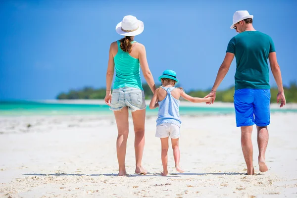 Lycklig familj på tropisk strand har kul — Stockfoto