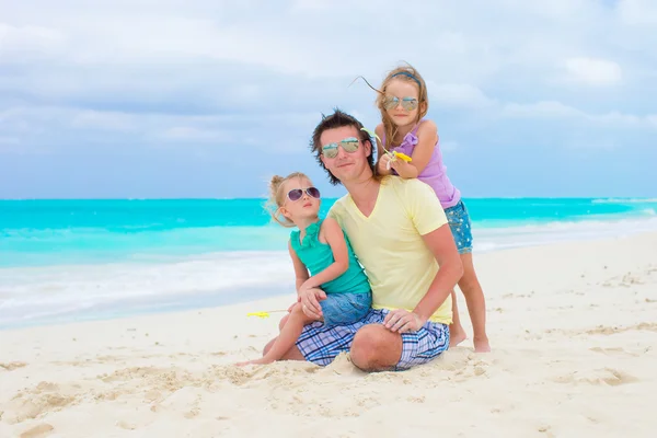 Família feliz na praia tropical se divertindo juntos — Fotografia de Stock