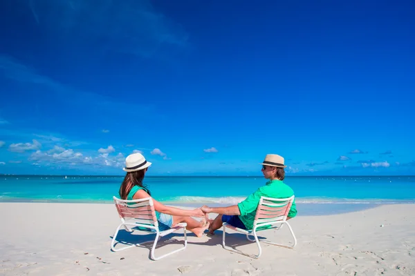 Young happy couple on white beach at tropical vacation — Stock Photo, Image