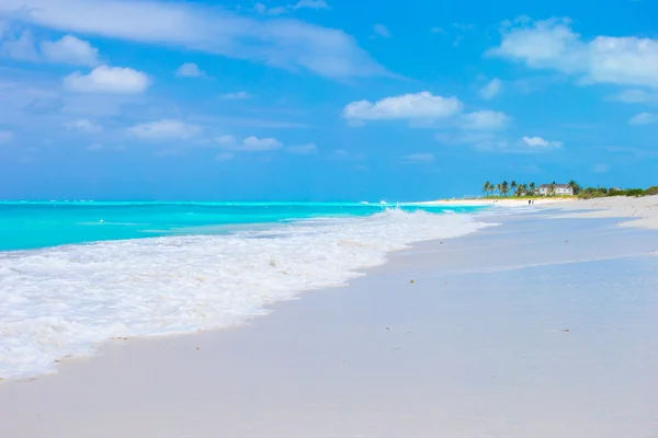 Schöner weißer Sandstrand und türkisfarbenes, sauberes Wasser — Stockfoto