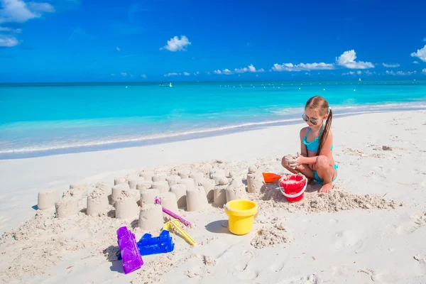 Adorable niño jugando con juguetes de playa en la playa blanca —  Fotos de Stock