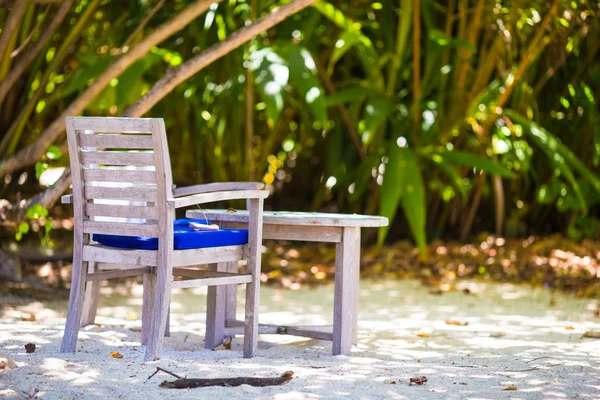 Verão vazio café ao ar livre na ilha exótica no oceano indiano — Fotografia de Stock