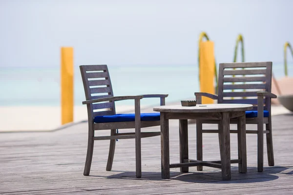 Verano vacío café al aire libre en la isla exótica en el océano Índico —  Fotos de Stock