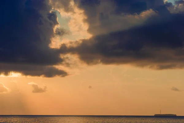 Wunderschöner farbenfroher Sonnenuntergang auf tropischer Insel auf den Malediven — Stockfoto