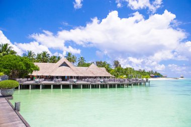 Maldivler üzerinde çarpıcı tropikal ada manzara