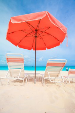 Şezlong ve şemsiye güzel tropikal tatil