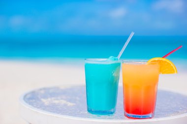 Tropikal beyaz sahilde iki lezzetli kokteyl.