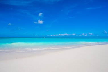 Güzel beyaz kum plaj ve tropikal egzotik adada turkuaz temiz su