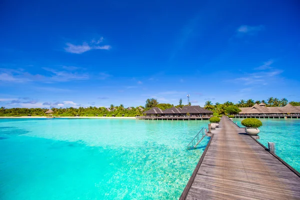 Landschap van prachtige tropische strand op de Malediven — Stockfoto