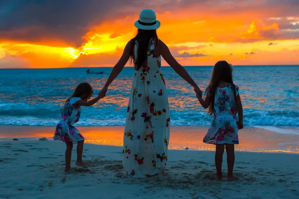 Family silhouette in beautiful sunset at the beach — Stock Photo, Image