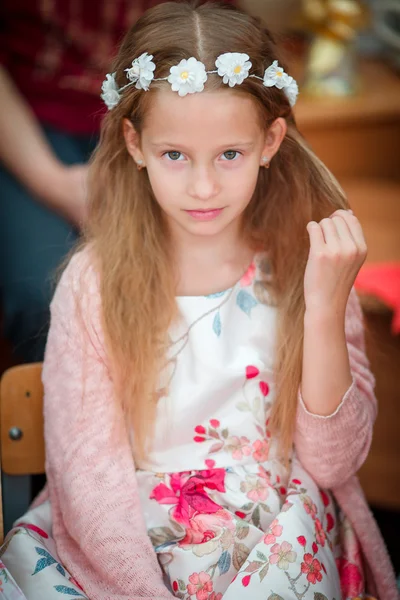 Sevimli güzel küçük kız içeride portresi — Stok fotoğraf