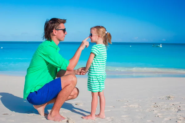 Famiglia felice alla spiaggia tropicale — Foto Stock