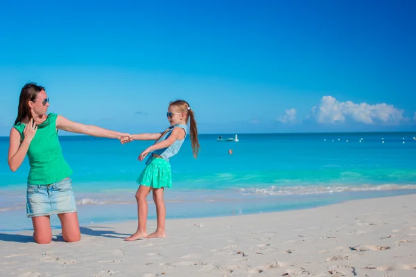 Matka i córka cieszą się czasem na tropikalnej plaży — Zdjęcie stockowe