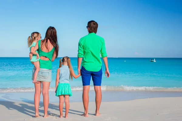 Mladá rodina na dovolené — Stock fotografie