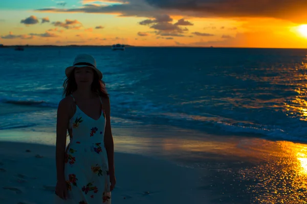 Felice bella donna godendo bel tramonto sulla spiaggia — Foto Stock